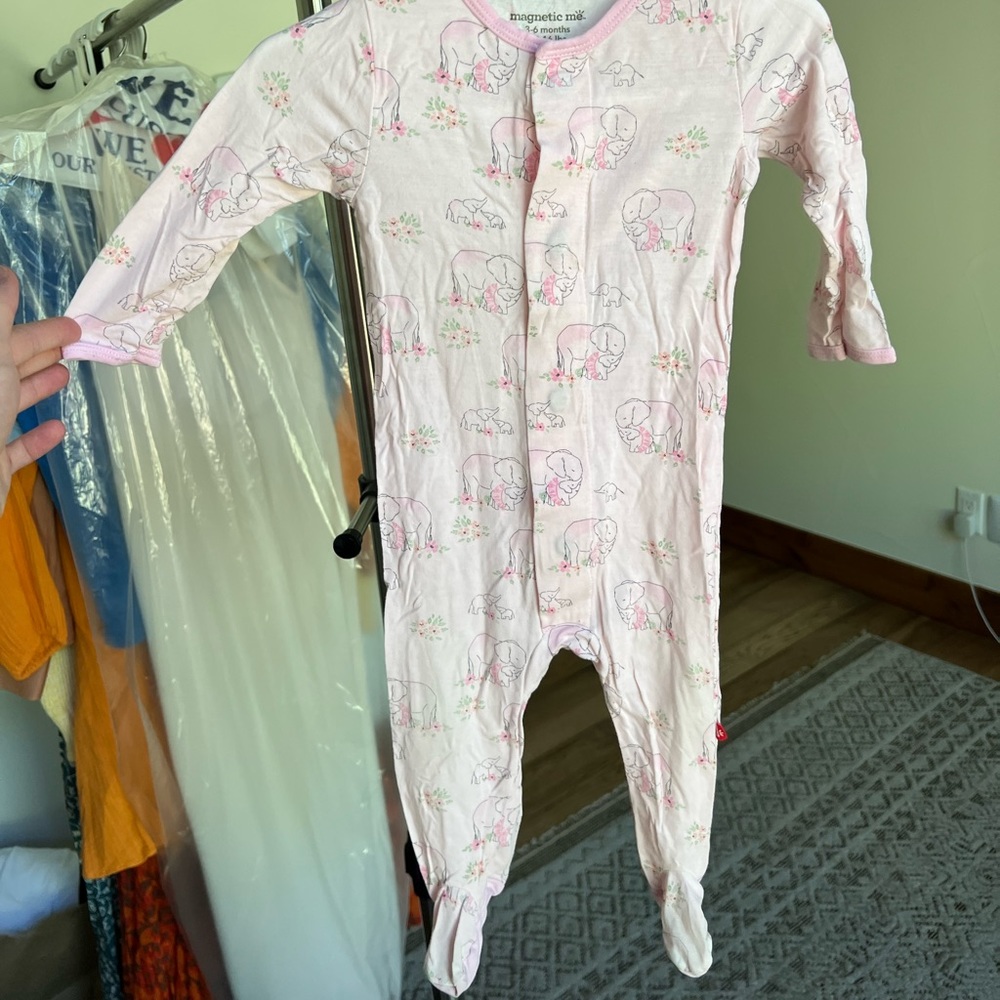 Size 3-6 months magnetic me. Subtle wear on knees.